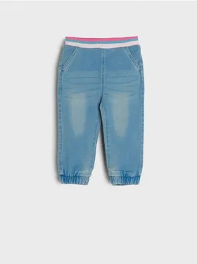 Wygodne jeansy wykonane z bawełnianej tkaniny. - niebieski