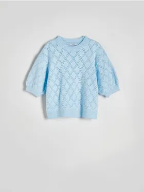 Sweter o swobodnym kroju, wykonany z ażurowej dzianiny. - jasnoniebieski