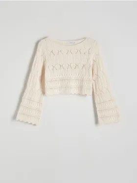 Sweter o swobodnym, krótszym fasonie, wykonany z dzianiny z bawełną. - kremowy