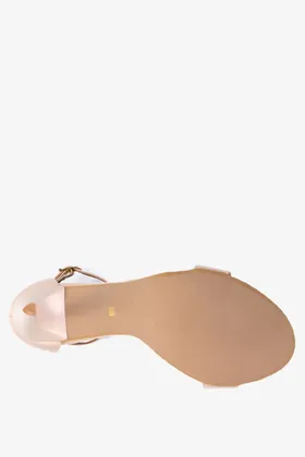 Beżowe sandały szpilki błyszczące z zakrytą piętą pasek wokół kostki polska skóra casu 2613-0