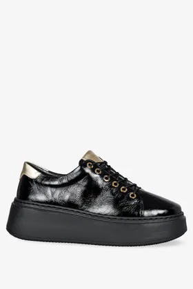 Czarne sneakersy skórzane lakierowane damskie buty sportowe sznurowane na platformie produkt polski casu 2290