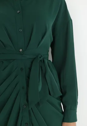 Zielona Sukienka Koszulowa z Wiązanym Paskiem i Marszczeniem Hinula