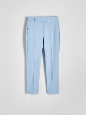 Spodnie o klasycznym fasonie, wykonane z gładkiej tkaniny z bawełną. - jasnoniebieski