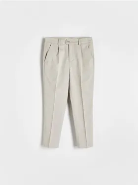 Spodnie o klasycznym fasonie, wykonane z tkaniny z dodatkiem wiskozy. - beżowy