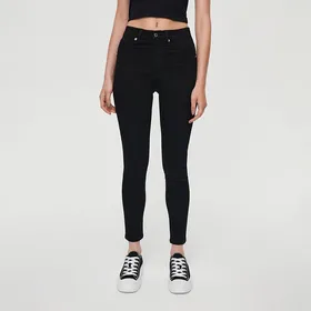 Czarne jeansy skinny fit z regularnym stanem - Czarny
