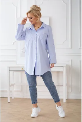 Długa biało-niebieska koszula w paski plus size z podwijanymi rękawami - SINDI