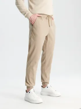 Spodnie o kroju jogger fit uszyte z baweły z domieszką elastycznych włókien. - beżowy