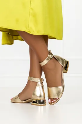 Złote sandały skórzane damskie na ozdobnym niskim obcasie z zakrytą piętą pasek wokół kostki produkt polski casu 2143-703