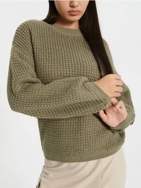 Miękki sweter o luźnym kroju uszyty z dzianiny o sprężystych włóknach. - zielony