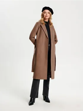 Elegancki płaszcz o klasycznym kroju z paskiem podkreślającym sylwetkę. Uszyty z szybkoschnącego materiału. - brązowy