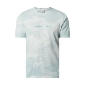 Family First Milano T-shirt ze wzorem na całej powierzchni model ‘Saints’