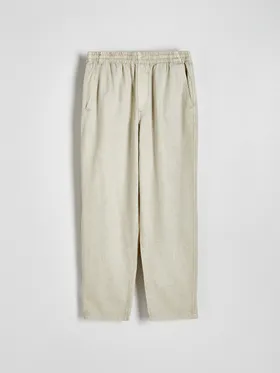 Spodnie typu jogger o swobodnym kroju, wykonane z bawełny i lyocellu. - złamana biel