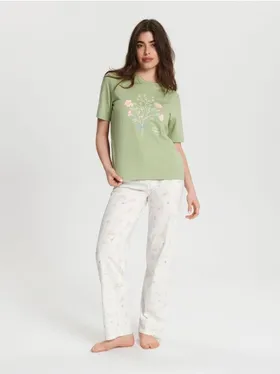 Dwuczęściowa piżama z ozdobnym nadrukiem na koszulce oraz na spodniach wykonana w 100% z bawełny. - zielony