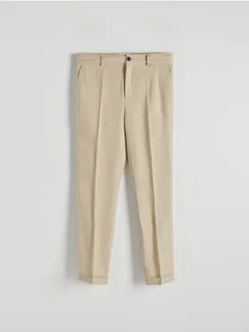 Garniturowe spodnie z kolekcji PREMIUM o dopasowanym kroju, wykonane z lnu. - beżowy