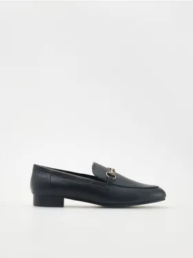 Buty typu loafers, wykonane z imitacji skóry. - czarny
