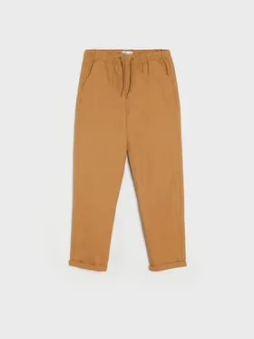 Wygodne spodnie pull on wykonane z bawełnianej tkaniny. - brązowy