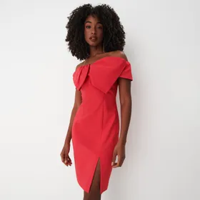 Czerwona sukienka midi z odkrytymi ramionami - Czerwony
