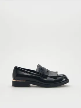 Buty typu loafersy wykonan z lakierowanej imitacji skóry. - czarny