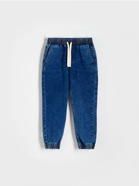 Jeansy typu jogger, wykonane z miękkiego denimu z dodatkiem elastycznych włókien. - granatowy