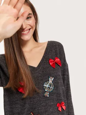 świąteczny sweter z ozdobną aplikacją