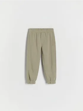 Dresowe spodnie typu jogger, wykonane z gładkiej, bawełnianej dzianiny. - oliwkowy