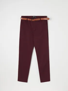Spodnie o kroju chino z paskiem, wykonane z bawełnianej tkaniny z dodatkiem elastycznych włókien. - czerwony