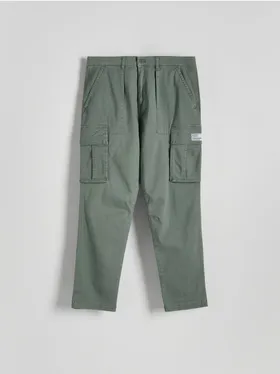 Spodnie typu cargo o swobodnym koju, wykonane z gładkiego materiału. - zielony