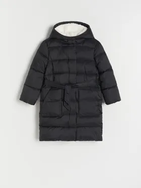 Płaszcz o prostym fasonie, wykonany z gładkiej, pikowanej tkaniny z ociepleniem. - czarny