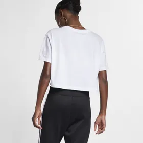Damski T-shirt o krótkim kroju Nike Sportswear Essential - Biel