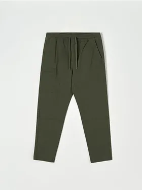 Spodnie z kieszeniami cargo, uszyte z bawełny z domieszką elastycznych włókien. - zielony