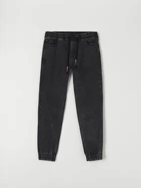 Spodnie jeansowe o kroju jogger, wykonane z tkaniny z dodatkiem elastycznych włókien. - czarny