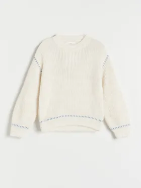 Sweter o regularnym fasonie, wykonany z dzianiny. - złamana biel