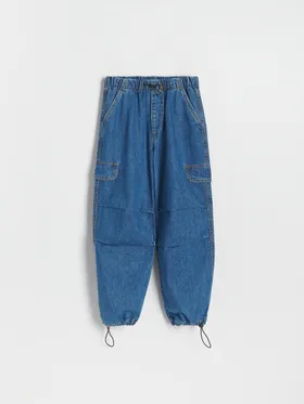 Jeansy typu parachute, wykonane z bawełnianej tkaniny. - niebieski