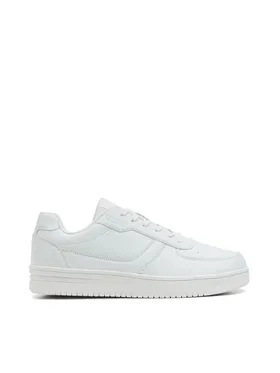Białe sneakersy