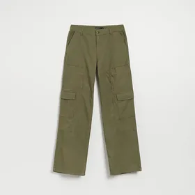 Gładkie spodnie straight fit z kieszeniami cargo - Khaki