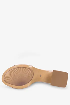 Beżowe sandały skórzane na ozdobnym klocku z zakrytą piętą pasek wokół kostki produkt polski casu 2592-143
