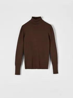 Sweter z golfem uszyty z wiskozy z dodatkiem elastycznych włókien. - brązowy