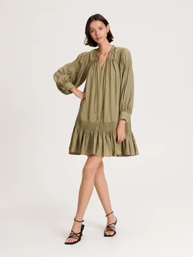 Sukienka o swobodnym fasonie, wykonana z gładkiej tkaniny z wiskozy. - zielony