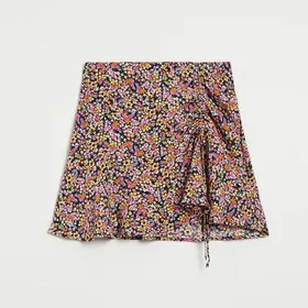 Asymetryczna spódnica mini w kwiaty - Wielobarwny