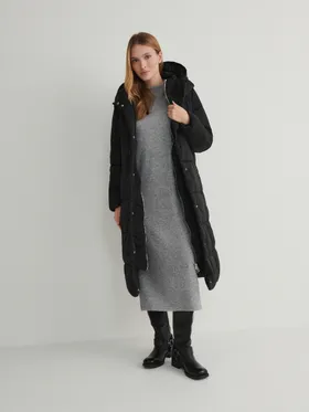 Płaszcz o prostym fasonie, wykonany z pikowanej tkaniny z wypełnieniem. - czarny