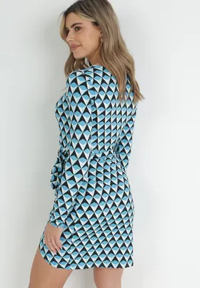 Niebieska Dopasowana Sukienka w Geometryczny Wzór z Ozdobnym Wiązaniem Ashlesha