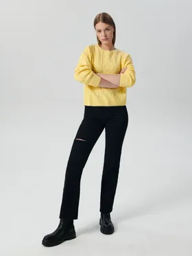 Sweter z ozdobnym splotem - Żółty