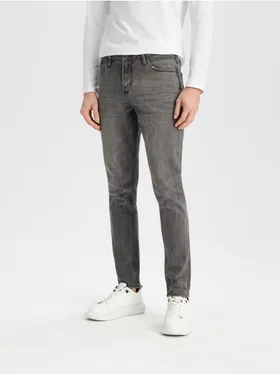 Wygodne spodnie jeansowe wykonane z bawełnianej tkaniny z dodatkiem elastycznych włókien. - szary