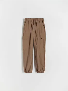 Spodnie typu parachute o regularnym kroju, wykonane z łączonych materiałów. - brązowy