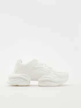 Buty typu sneakersy, wykonane z gładkiego materiału. - biały