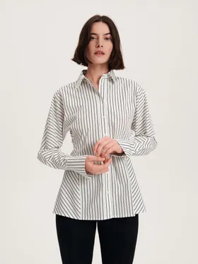 Koszula o taliowanym fasonie, wykonana z przyjemnej w dotyku bawełnianej tkaniny w prążek. - biały