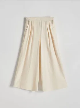 Spodnie typu culotte, uszyte z wiskozowej tkaniny. - złamana biel