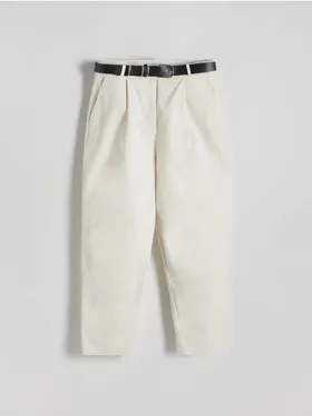 Spodnie o prostym kroju, wykonane z bawełnianej tkaniny. - złamana biel