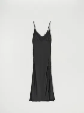 Elegancka satynowa sukienka na ramiączkach z dekoracyjną koronką przy dekolcie. - czarny
