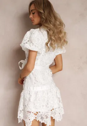 Biała Koronkowa Sukienka Mini z Falbankami i Materiałowym Paskiem Mivan
